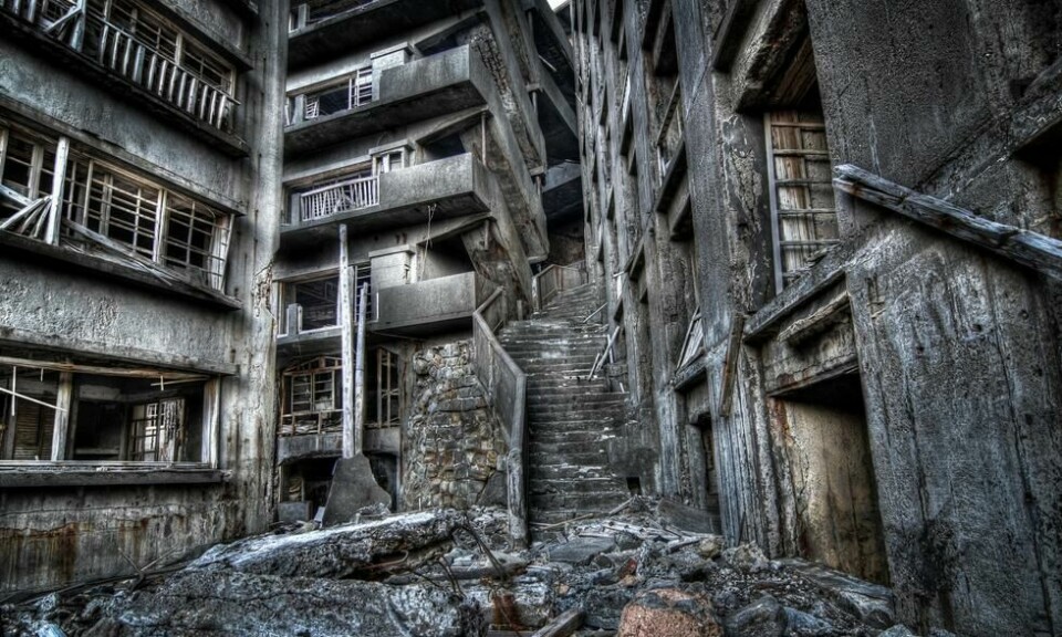 Hashima bærer i dag preg av forfall over lang tid, blant annet på grunn av at all slags vær og vind har fått herje fritt gjennom 35 år. Foto: Jordy Meow/Wikimedia Hashima bærer i dag preg av forfall over lang tid, blant annet på grunn av at all slags vær og vind har fått herje fritt gjennom 35 år. Foto: Jordy Meow/Wikimedia
