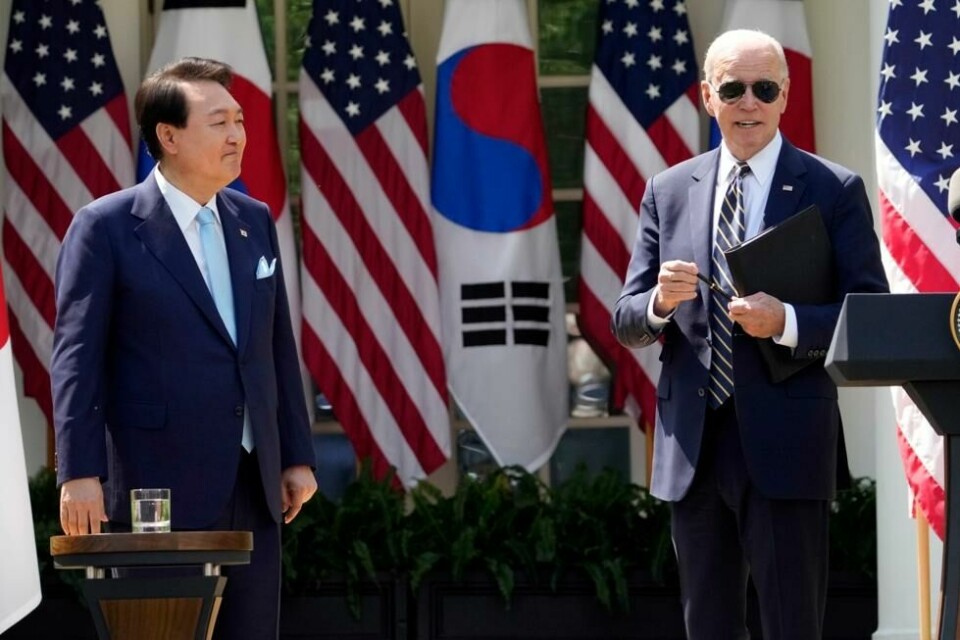 President Joe Biden og Sør-Koreas president Yoon Suk-Yeol på en pressekonferanse i Rosehagen utenfor Det hvite hus, 26.april 2023. President Joe Biden og Sør-Koreas president Yoon Suk-Yeol på en pressekonferanse i Rosehagen utenfor Det hvite hus, 26.april 2023. Foto: AP Photo/Andrew Harnik
