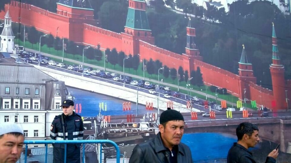 Migrantarbeidere fra land i Sentral-Asia ved en moské i Moskva fra tidligere år. Under Tsar-Russland og Sovjetunionen brukte myndighetene i stor grad mennesker fra blant annet Sentral-Asia og Kaukasus som billig arbeidskraft. Nå blir mange misbrukt til tjeneste ved fronten mot Ukraina. Arkivfoto: Ivan Sekretarev/AP/TT