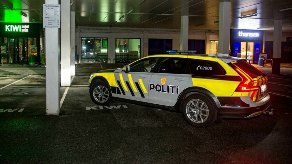 Politibil nær stedet der en mann ble skutt av politiet etter det som skal ha vært en trusselsituasjon utenfor et varehus i Hillevåg i Stavanger i 2022. Foto: Carina Johansen, NTB