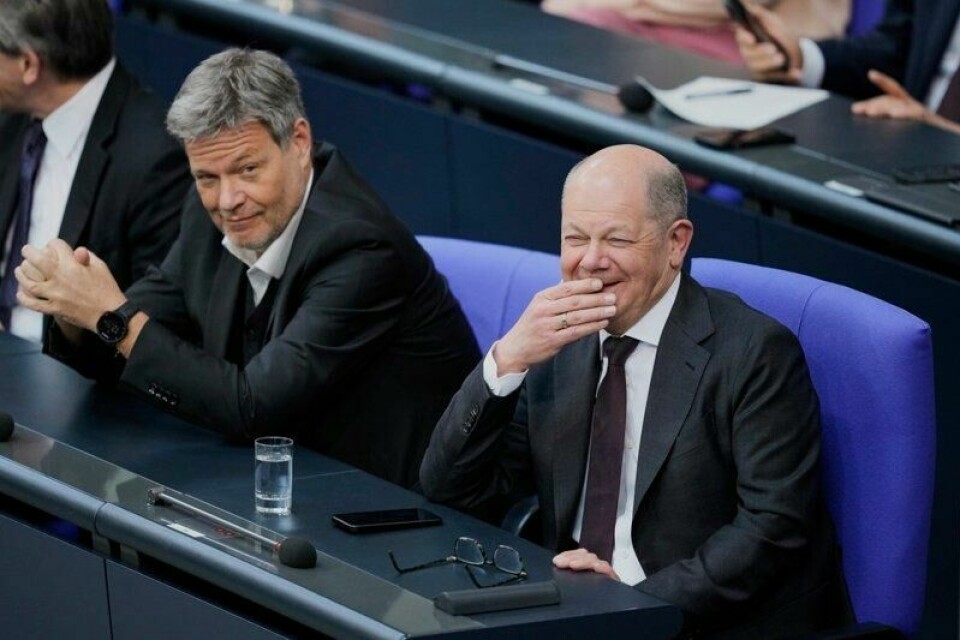 Tysklands næringsminister og visestatsminister Robert Habeck (t.v.), her sammen med statsminister Olaf Scholz i den tyske nasjonalforsamlingen under et møte 13. mars.