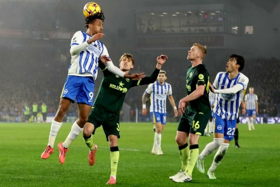 Brighton-spiller João Pedro i luftduell i den målløse hjemmekampen mot Brighton.