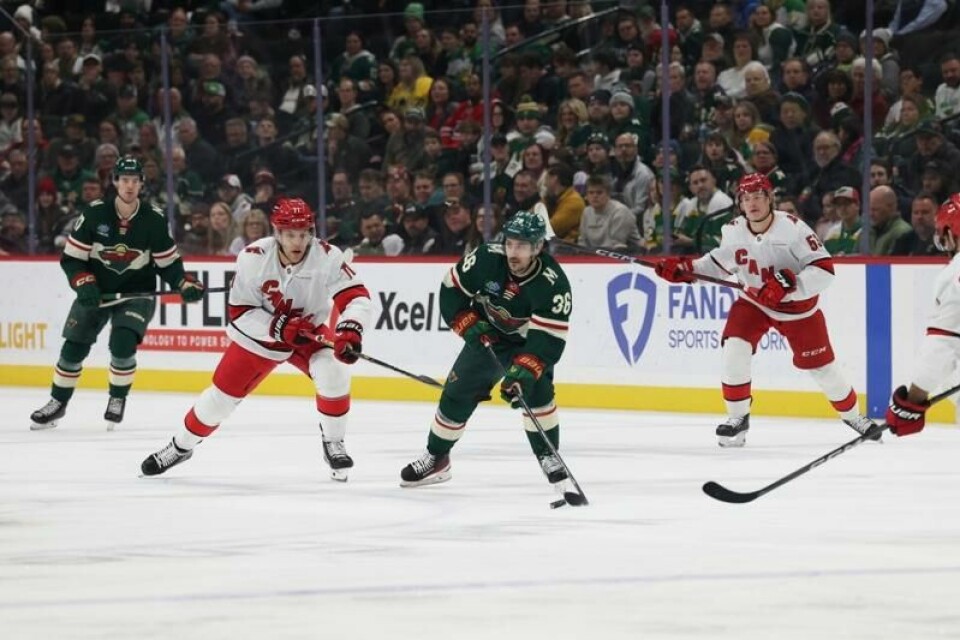 Mats Zuccarello (nummer 36) i aksjon for Minnesota Wild i torsdagens seier mot Carolina Hurricanes.