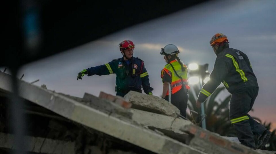 39 arbeidere er fortsatt savnet i ruinene av en stor bygning som raste sammen i George i Sør-Afrika mandag. Sju arbeidere er funnet omkommet, og tilstanden til flere av de 29 som er berget ut av ruinene, blir betegnet som livstruende. Foto: AP / NTB
