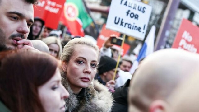 Julia Navalnaja, som tidligere deltok på en anti-Putin-demonstrasjon i Berlin, lanserer sammen med Reportere uten grenser en TV-kanal for å fremme ytringsfrihet i Russland. Arkivfoto: Hannes P. Albert / DPA / AP / NTB