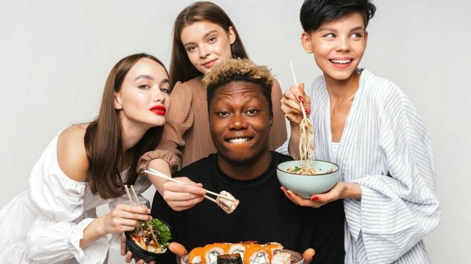 Dette reklamebildet ble for sterk kost for russiske ultranasjonalister. Etter en hetsekampanje mot både sushi-kjeden og de kvinnelige modellene på bildet, valgte kjeden å fjerne kampanjen og beklage.