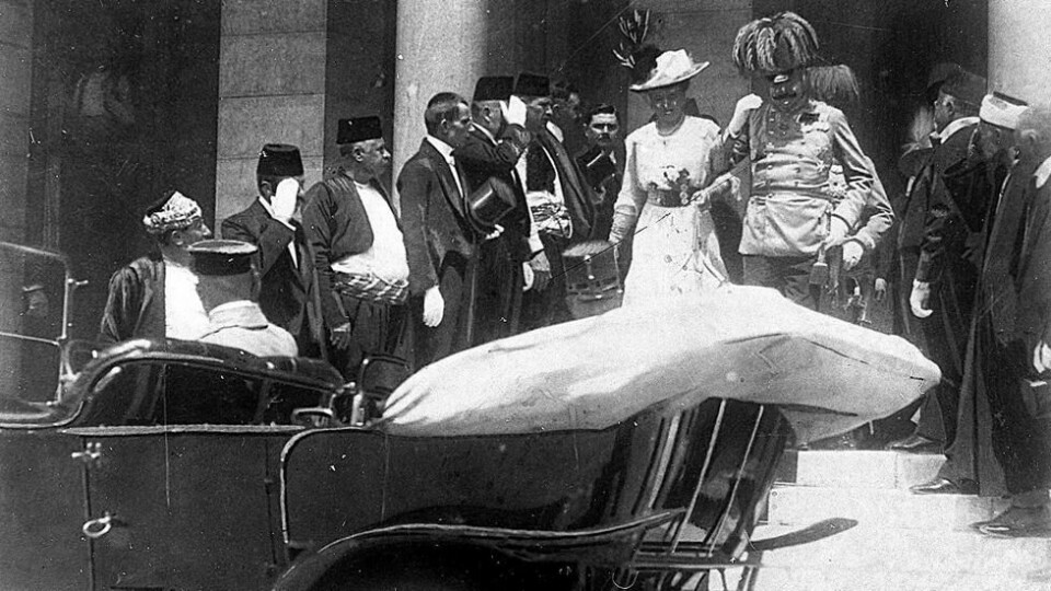 Sophie og Franz Ferdinand på vei inn i bilen i Sarajevo søndag 28. juni 1914. 20 minutter etter dette bildet ble tatt var begge skutt. Sophie og Franz Ferdinand på vei inn i bilen i Sarajevo søndag 28. juni 1914. 20 minutter etter dette bildet ble tatt var begge skutt. Foto: AP/NTB