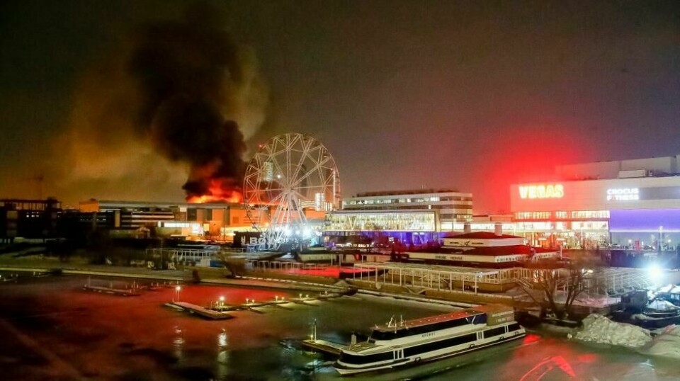 Den enorme brannen var godt synlig i Moskvas vestlige utkant fredag kveld. Natt til lørdag var flammene i stor grad slukket, opplyser guvernørkontoret. Foto: Sergei Vedyashkin / Moscow News Agency / AP / NTB