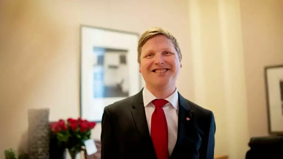 Åsmund Aukrust (39) smiler etter å ha fått nøkkelen til sitt nye kontor i Utenriksdepartementet i Oslo.