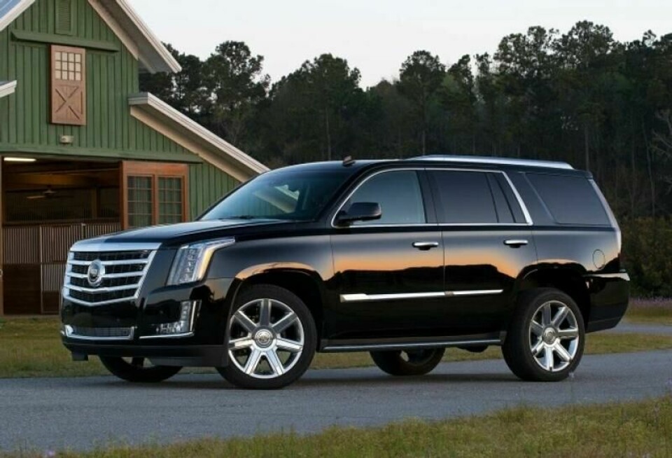 STOR: Escalade ESV er 5,7 meter lang og oser nærmest USA. (Bildene i saken er illustrasjonsfoto av en 2015-modell Escalade). STOR: Escalade ESV er 5,7 meter lang og oser nærmest USA. (Bildene i saken er illustrasjonsfoto av en 2015-modell Escalade).