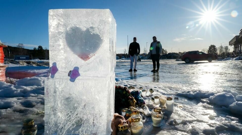 Lys og hjerter i isblokk utenfor Joker Skogbygda etter at fire personer ble funnet døde i en bolig i bygda i Nes kommune i januar. Foto: Gorm Kallestad / NTB