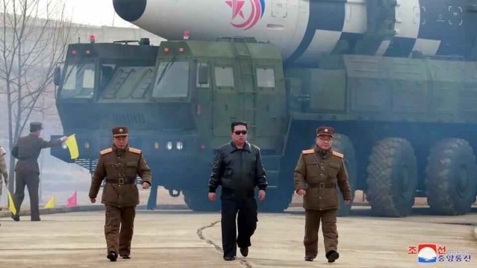Kim Jong-un foran et Hwasong-17 interkontinentalt ballistisk missil, som det skal være mulig å utstyre med atomstridshoder. Nord-Korea har i tillegg utviklet to nyere versjoner av Hwasong siden dette ble tatt i 2022. Foto: KNCA Kim Jong-un foran et Hwasong-17 interkontinentalt ballistisk missil, som det skal være mulig å utstyre med atomstridshoder. Nord-Korea har i tillegg utviklet to nyere versjoner av Hwasong siden dette ble tatt i 2022. Foto: KNCA