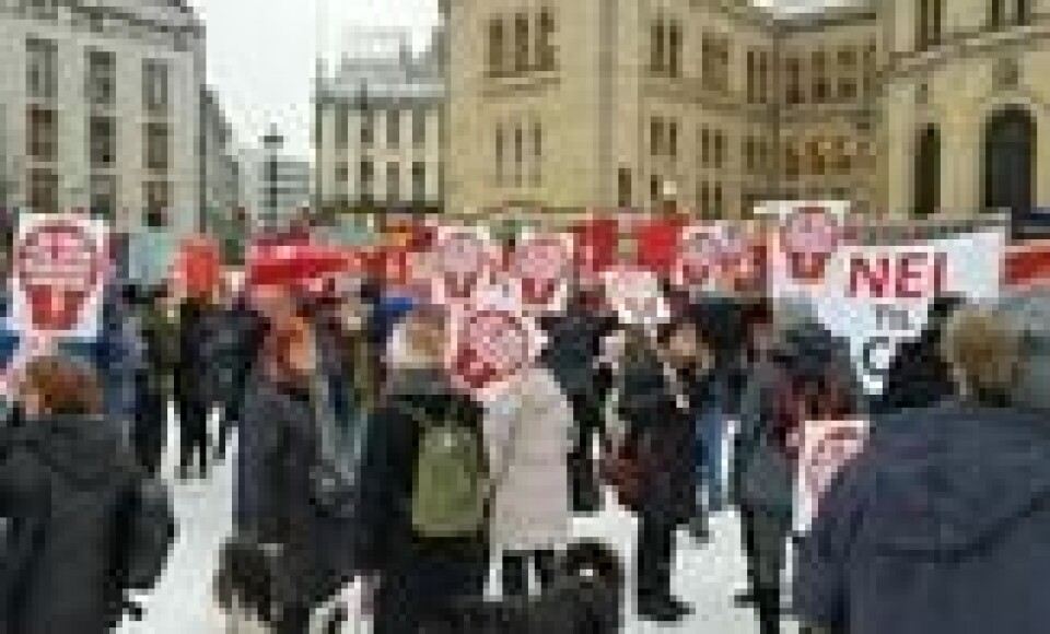 ACER-MOTSTAND: Demonstranter protesterte 18. januar 2018 utenfor Stortinget mot Norges tilslutning til EUs energiunion. ACER-MOTSTAND: Demonstranter protesterte 18. januar 2018 utenfor Stortinget mot Norges tilslutning til EUs energiunion. Foto: Thomas Vermes / ABC Nyheter