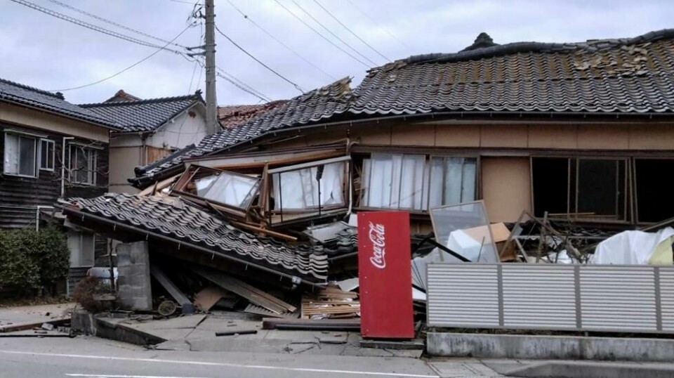 Dette huset var et av mange som ble ødelagt i jordskjelvet i Japan mandag. Foto: Kyodo News / AP / NTB