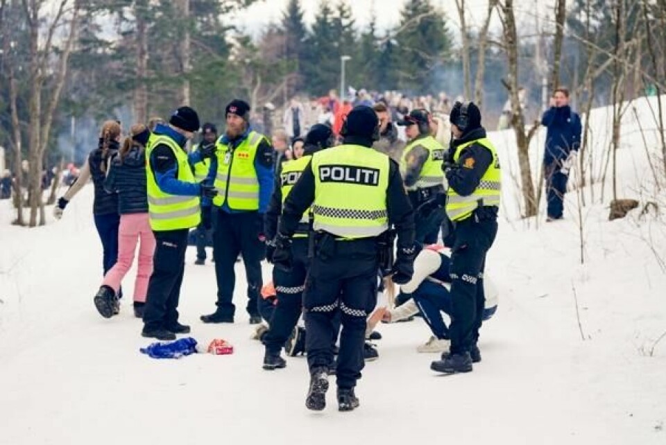 I fjor måtte politi og sikkerhetsvakter rydde opp i en slåsskamp under et skirenn under verdenscuphelgen i Holmenkollen.