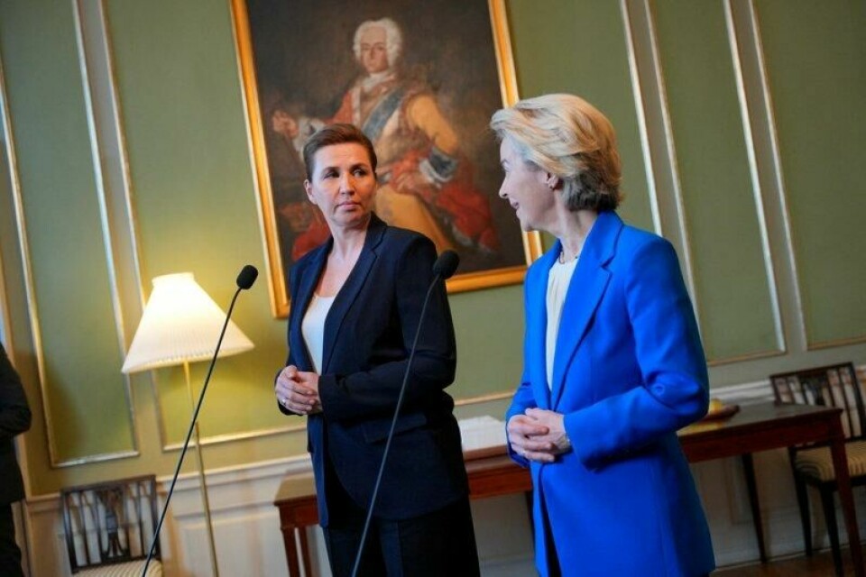 Danmarks statsminister Mette Frederiksen og Ursula von der Leyen under besøket til Frederiksberg. Danmarks statsminister Mette Frederiksen og Ursula von der Leyen under besøket til Frederiksberg. Foto: Emil Helms / Reuters