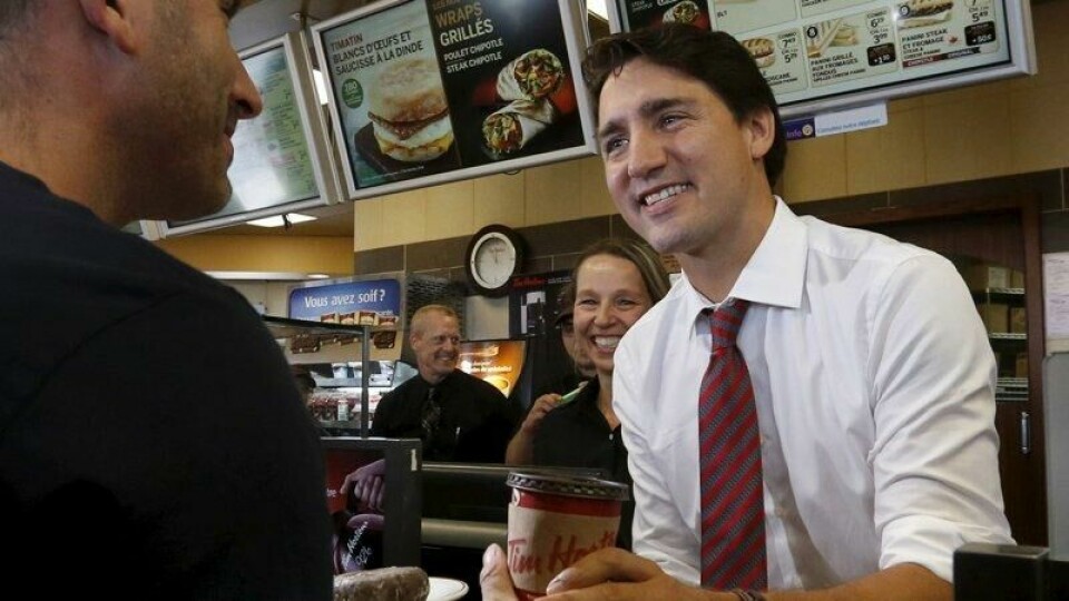 Statsministeren i Canada, Justin Trudeau, deler ut kaffe under valgkamp tilbake i 2015.