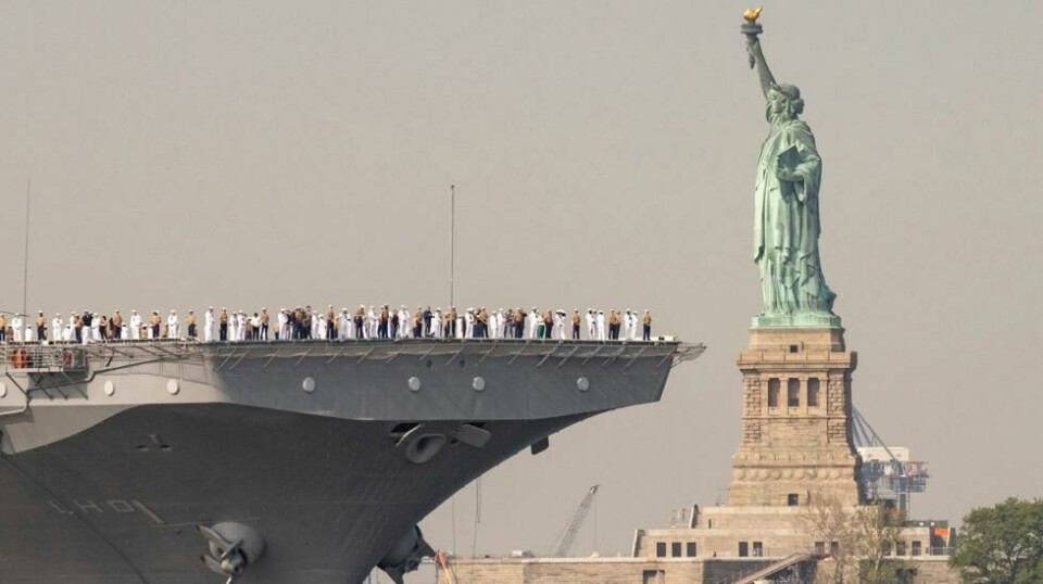Amerikanske sjømenn og marinesoldater står på dekket til USS Wasp, et amfibisk angrepsskip, idet det passerer Frihetsgudinnen, 24. mai 2023. Illustrasjonsfoto.