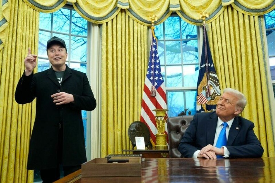 Elon Musk (t.v.) er på vei ut av den nærmeste kretsen rundt Donald Trump, ifølge kilder Politico har snakket med.