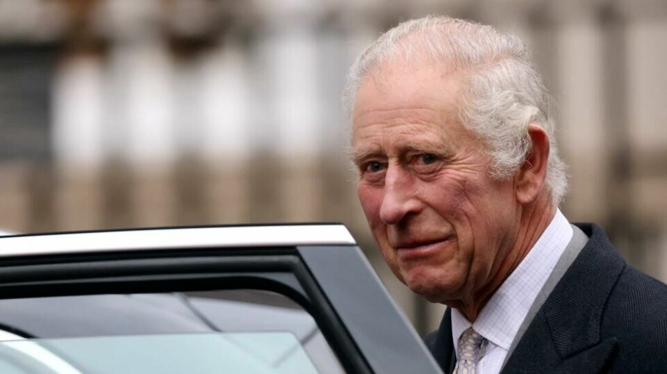 Kong Charles forlater London Clinic etter å ha fått behandling for forstørret prostata i London.