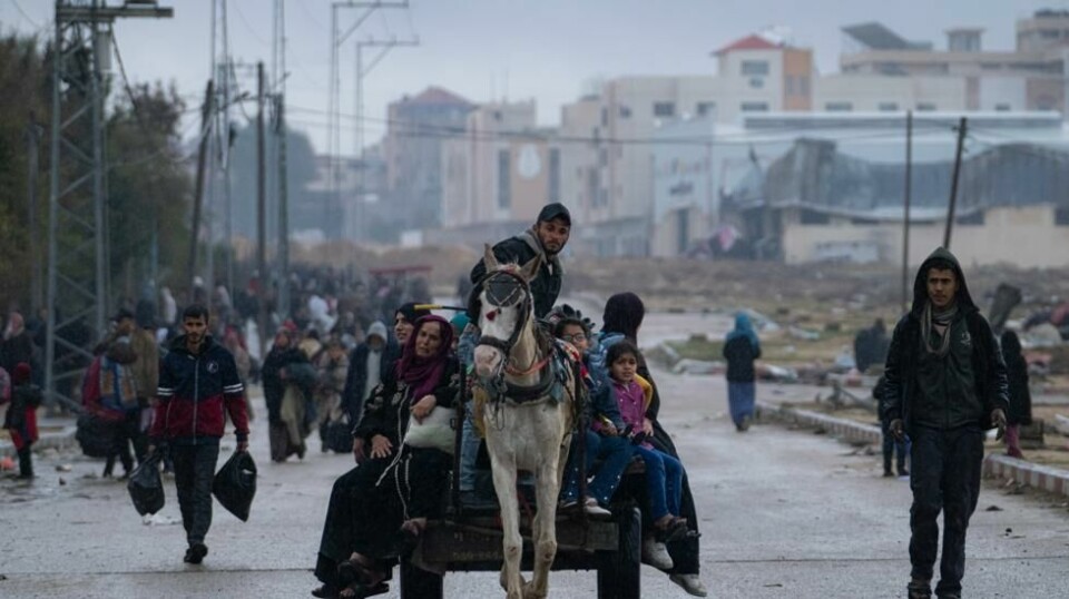 De voldsomme israelske angrepene mot Gazastripen fortsetter og retter seg nå først og fremst mot byen Khan Younis. Disse innbyggerne flyktet mandag sørover til Rafah på grensa til Egypt. Foto: AP / NTB