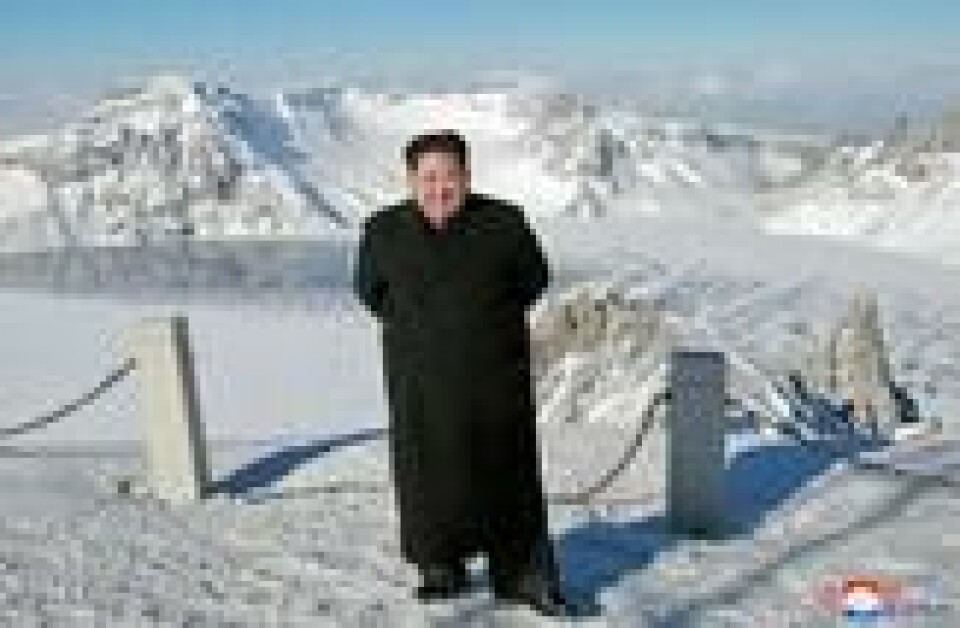 I svarte småsko skal Kim Jong-un ha brøytet seg vei gjennom høy snø. I svarte småsko skal Kim Jong-un ha brøytet seg vei gjennom høy snø. Foto: KCNA