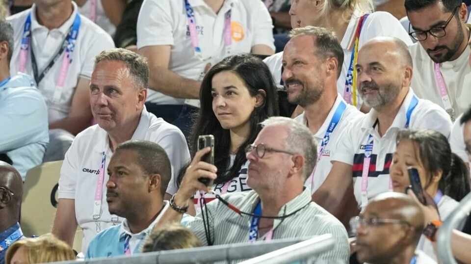 TV 2 har avdekket tekstlikheter i idrettspresident Zaineb Al-Samarais masteroppgave. Her er hun under OL i Paris i sommer sammen med blant andre kronprins Haakon. Foto: Beate Oma Dahle / NTB