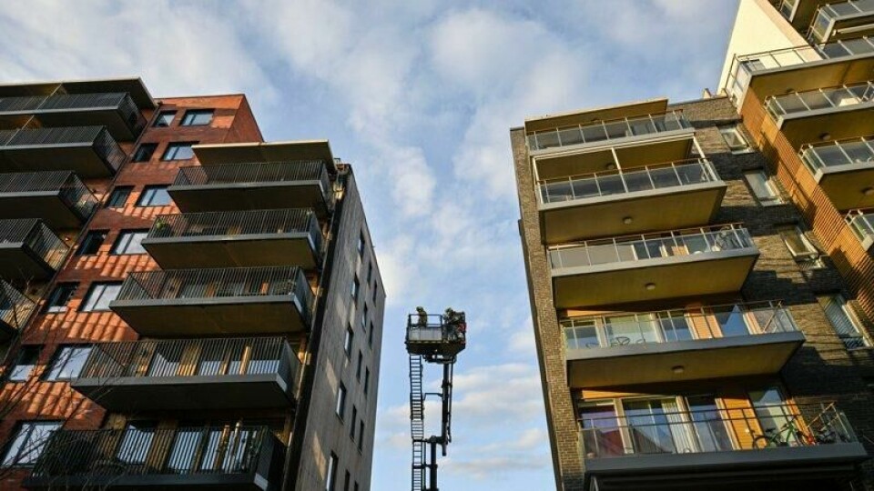 Brannvesenet rykket ut til en brann i en boligblokk på Skårer i Lørenskog mandag kveld. Flere beboere evakuerte seg selv.