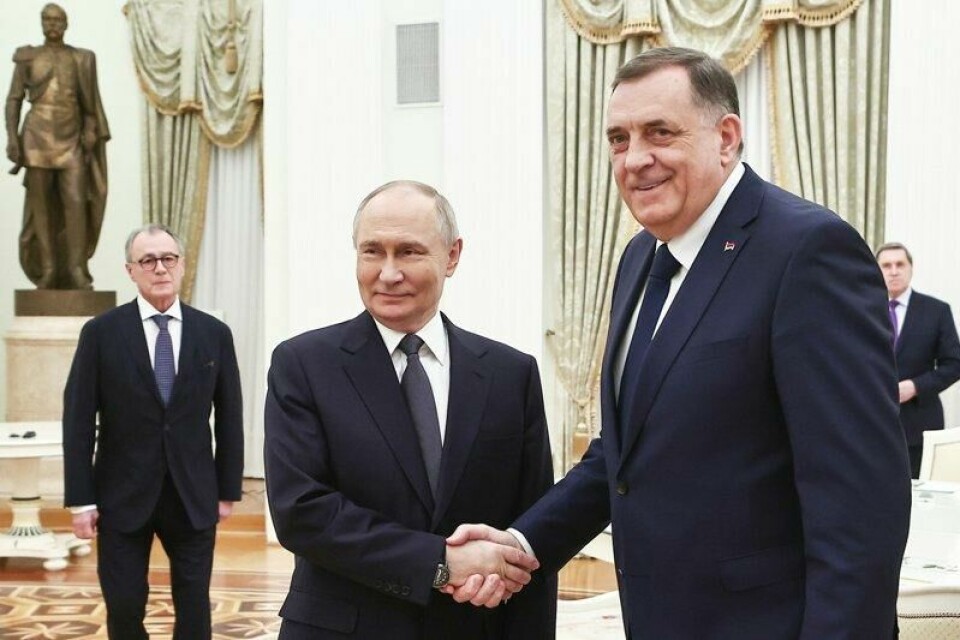 Russlands president Vladimir Putin og den bosnisk-serbiske lederen Milorad Dodik håndhilser under et møte i Kreml i Moskva tirsdag.