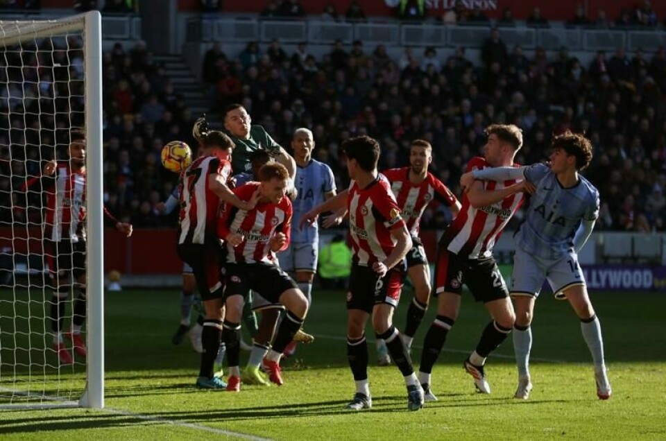 Brentfords Vitaly Janelt scoret selvmålet som sørget for at Tottenham gikk opp i 1-0-ledelse.