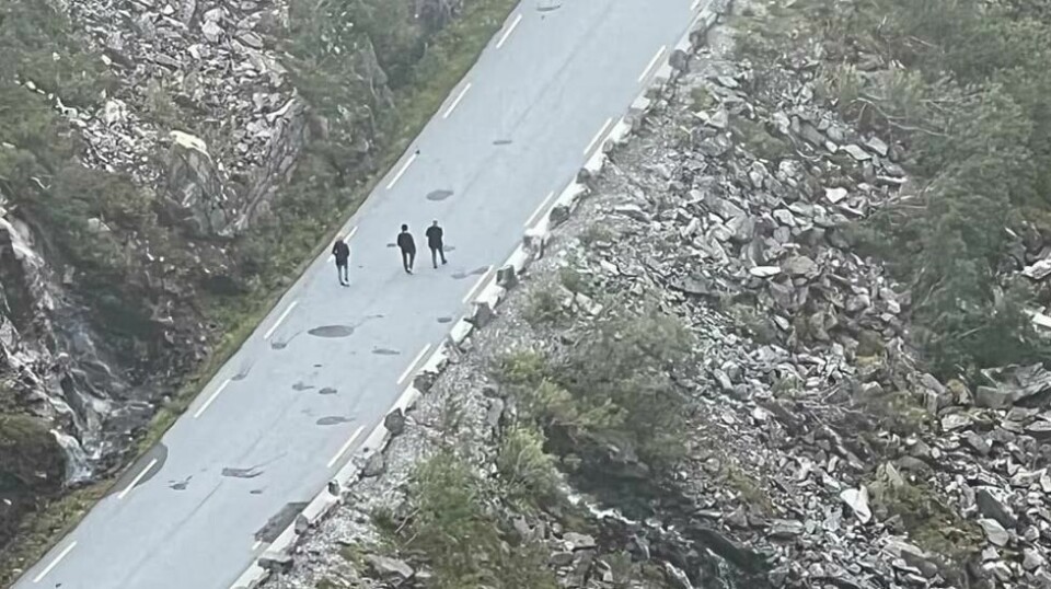 Tre personer til fots på Trollstigen i Rauma kommune lørdag 6. juli. Veien ble tidligere i sommer stengt ut året på grunn av fare for steinras. Foto: Tipser / NTB