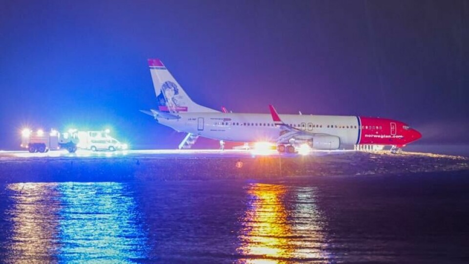 Et Norwegian-fly er bare meter unna sjøen etter å ha kjørt av rullebanen på Molde lufthavn Årø.