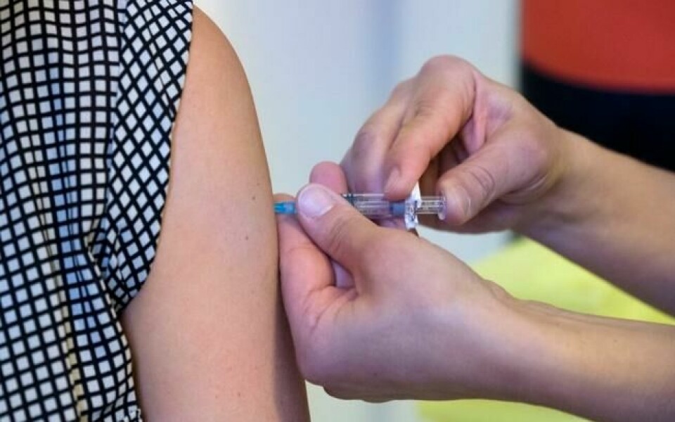Vaksinasjon er et sikkert, greit og billig tiltak for å unngå å bli alvorlig syk av influensa, ifølge Folkehelseinstituttet. Særlig eldre, gravide og folk med enkelte kroniske sykdommer bør ta den. Vaksinasjon er et sikkert, greit og billig tiltak for å unngå å bli alvorlig syk av influensa, ifølge Folkehelseinstituttet. Særlig eldre, gravide og folk med enkelte kroniske sykdommer bør ta den. Foto: Ole Gunnar Onsøien / NTB scanpix
