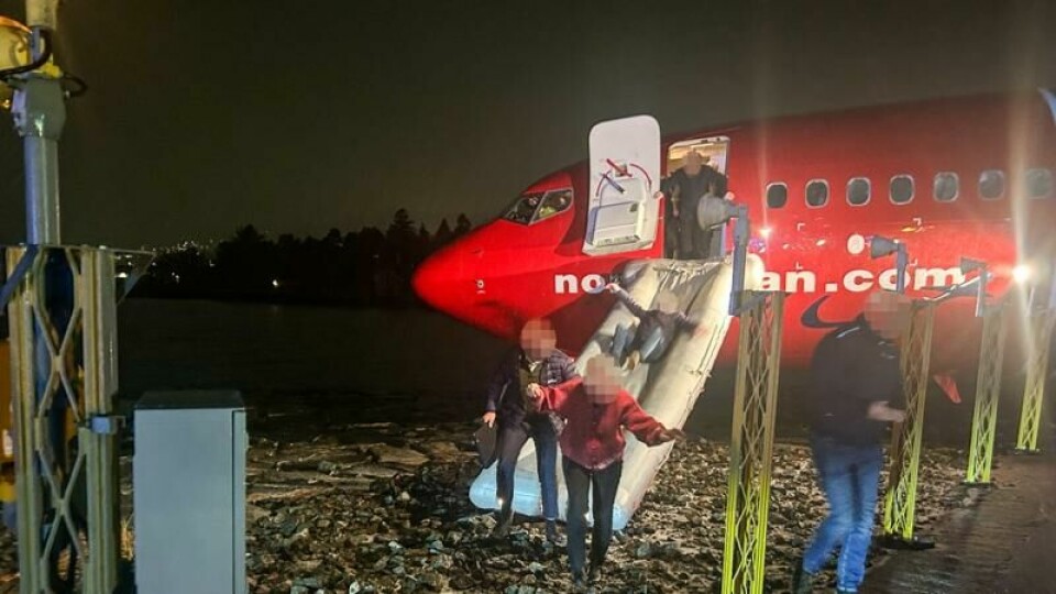 assasjerer blir evakuert etter at et Norwegian-rutefly kjørte utenfor rullebanen på Molde lufthavn. Ingen personer ble skadet. assasjerer blir evakuert etter at et Norwegian-rutefly kjørte utenfor rullebanen på Molde lufthavn. Ingen personer ble skadet. Foto: Svein Ove Ekornesvåg / NTB