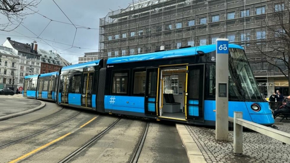 Den strandede trikken sperrer for trafikk i begge retninger. Alle ruter som går på sporet mellom Jernbanetorget og Stortorget, ble berørt av trikkeavsporingen søndag.