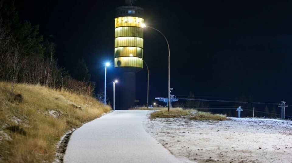 Det ligger et tynt snølag på bakken ved Tryvannstårnet i Oslo lørdag kveld. Foto: Cornelius Poppe / NTB