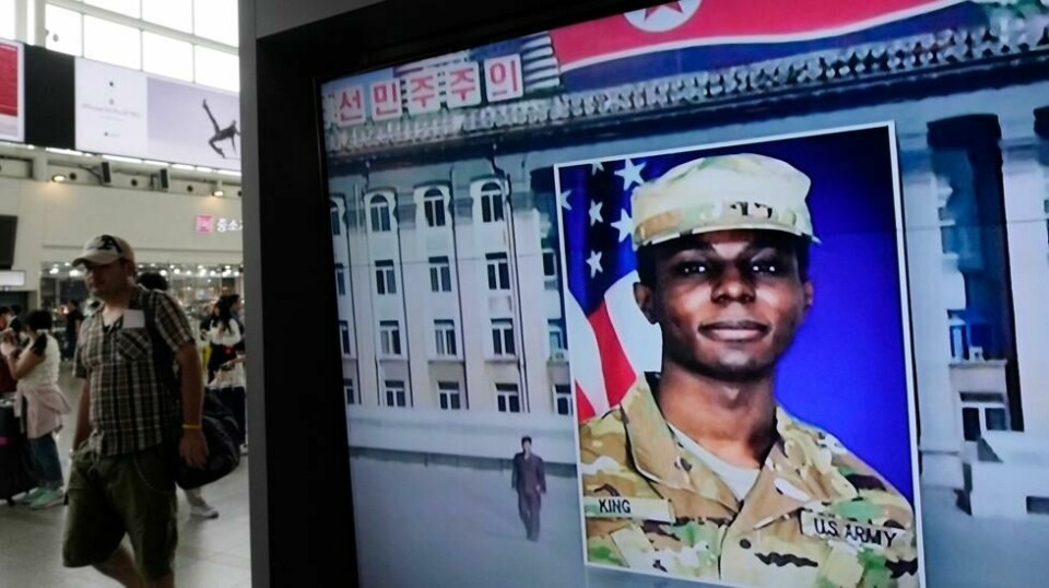Et bilde av Travis King vises på et sørkoreansk TV-program. Den amerikanske soldaten som løp inn i Nord-Korea, erkjenner å ha desertert og har inngått en tilståelsesavtale med amerikanske myndigheter. Foto: Ahn Young-joon / AP / NTB