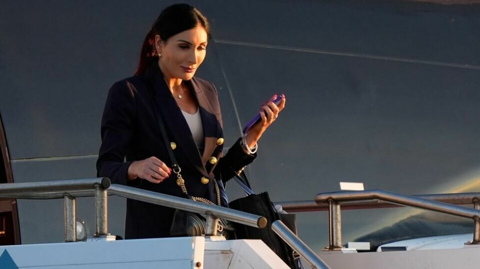 Laura Loomer følger Donald Trump tett. Her går hun ut av flyet hans før TV-debatten mot Kamala Harris i Philadelphia tidligere i måneden. Foto: AP / NTB