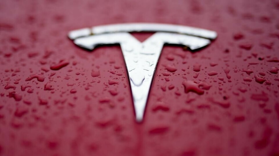 Elon Musk satser på at selvkjørende drosjer skal gi langsiktig vekst for Tesla. Taxien med to dører, men ingen ratt eller pedaler skal etter planen settes i produksjon i 2026. Illustrasjonsfoto: Chris Carlson / AP / NTB