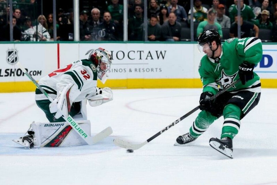 Colin Blackwell fra Dallas Stars (til høyre) forsøker å sette pucken forbi Wild-målvakt Filip Gustavsson, men uten å lykkes. Tre av Blackwells lagkamerater fikk imidlertid nettkjenning på hjemmebane, mens gjestene fra Minnesota forlot Dallas uten mål og uten poeng.