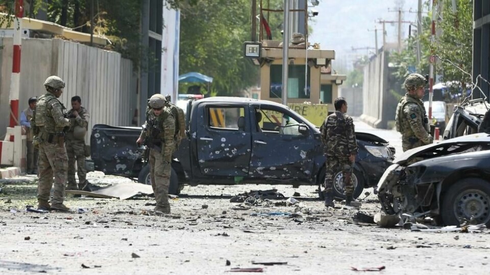 KRIG MOT TERROR: Utenlandske soldater i Nato-styrken Resolute Support Mission undersøker åstedet for en selvmords-eksplosjon i Kabul, Afghanistan 5. september. Norge fortsetter sin deltakelse her i krigføringen begrunnet med USAs gjengeldelse av terror.