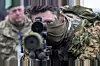 En britisk soldat ser gjennom et kikkertsikte under en Nato-øvelse i Polen i mars. Foto: Wojtek Radwanski / AFP / NTB