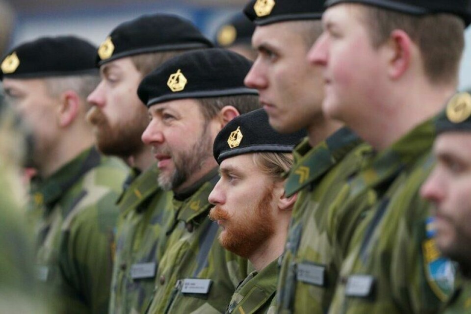 Svenske soldater klare for å delta i Natos multinasjonale brigade i Latvia i februar. Nå får de kanskje høre toner fra hjemlandet.
