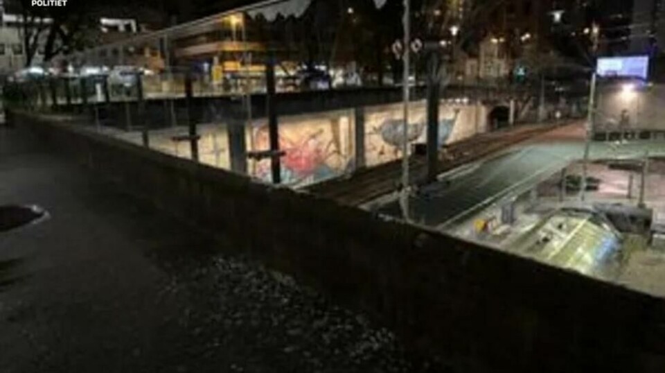 En mann falt natt til søndag gjennom glassveggen på en bro i Stavanger.