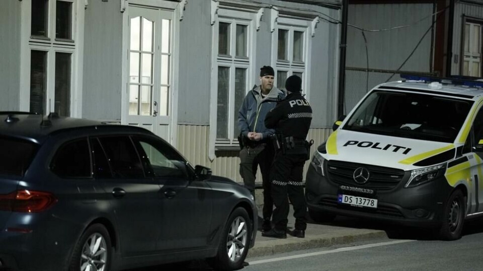 Store politistyrker rykket ut etter meldingen om en voldshendelse i Halden. En mann er siktet for drap. Foto: Stian Lysberg Solum / NTB