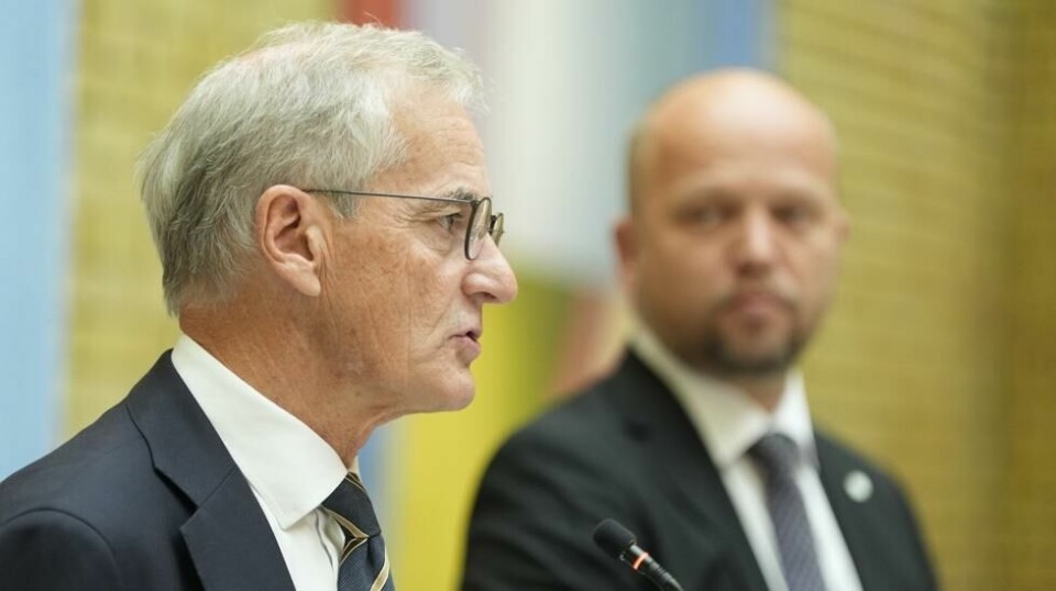 Statsminister Jonas Gahr Støre (Ap) og finansminister Trygve Slagsvold Vedum (Sp) sier regjeringen foreslår å redusere momsen på vann og avløp fra 25 til 15 prosent fra 1. mai neste år. Foto: Terje Pedersen / NTB