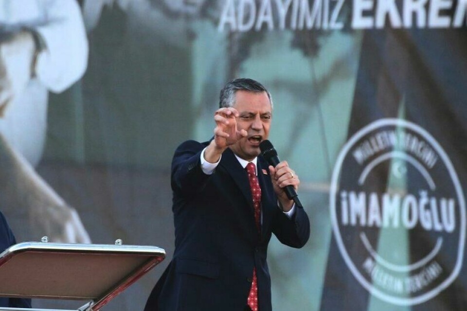 Tyrkias opposisjonsleder Ozgur Ozel er anmeldt for ærekrenkelser mot landets president. Her på et politisk møte i Ankara søndag.