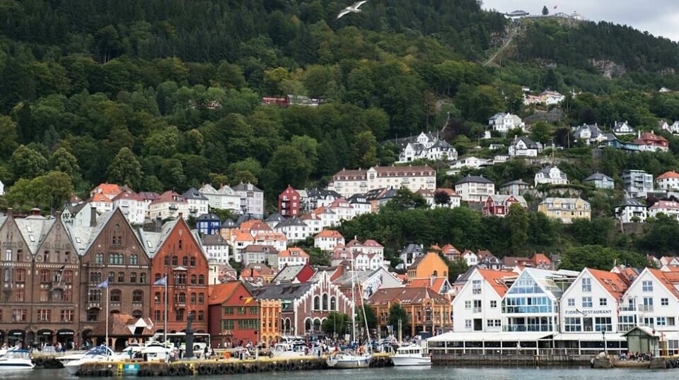 En lastebil har råkjørt i Fjellveien i Bergen. Ingen er meldt skadet etter hendelsen.