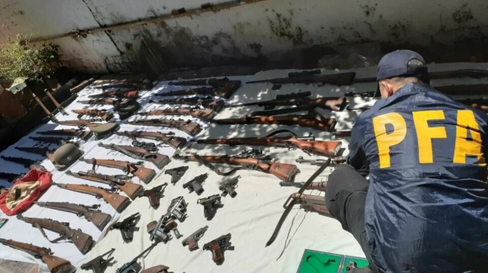 Det ble funnet over 60 våpen, mange med nazisymboler på. Argentina Federal Police/Handout via Reuters