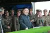 Nord-Koreas leder Kim Jong-Un overværer en militærøvelse tirsdag, i forbindelse med 85-årsdagen for grunnleggelsen av Det koreanske folkets hær. Foto: Kcna / Reuters